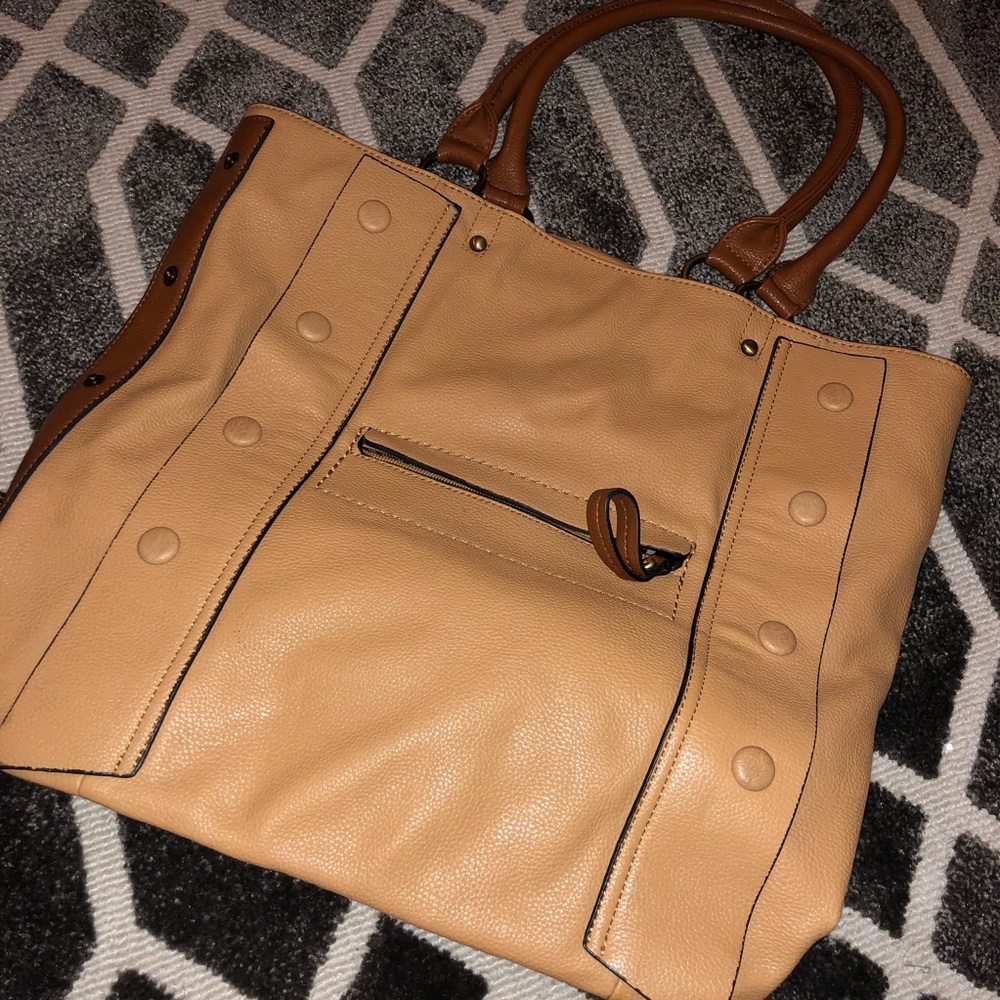 ‼️MUST GO‼️MAKE OFFER‼️Tan purse